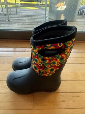Bogs Kids Neo Classic Boot, Circle Geo Print - Black, Size 1 Big Kid